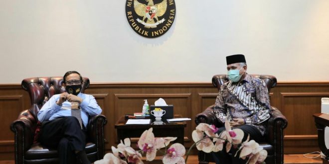Gubernur Aceh, Nova Iriansyah saat melakukan pertemuan dengan Menko Polhukam, Mahfud MD, di kantor Kemenko Polhukam, Jalan Medan Merdeka Barat, Jakarta Pusat, Senin (23/8/2021). Foto: Humas Pemrov Aceh.