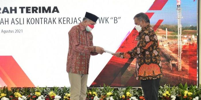Gubernur Aceh menerima Naskah Asli Kontrak Kerjasama Migas Wilayah Blok “B” di gedung Kementerian Energi dan Sumber Daya Mineral (ESDM) Republik Indonesia, Jakarta Pusat, Rabu (25/8/2021). Foto: Humas Pemprov Aceh.