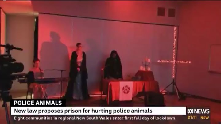 Screenshot potongan video yang diunggah akun Twitter ABC Media Watch yang menunjukkan tayangan seperti upacara pemujaan Setan disiarkan oleh stasiun televisi Australia ABC. (Twitter/ABC Media Watch Via RT)