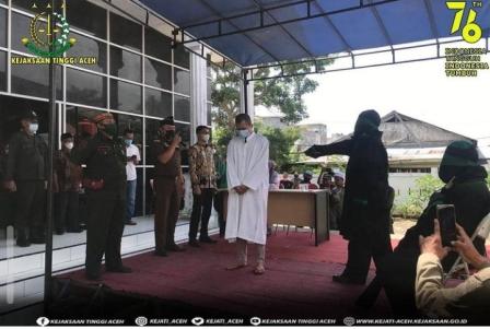 Dua pelaku terpidana maisir (judi) mendapatkan hukuman cambuk sebanyak 23 kali di Kantor Dinas Syariat Islam Kota Langsa, Jum'at (13/8/2021). Foto: Instagram Kejati Aceh