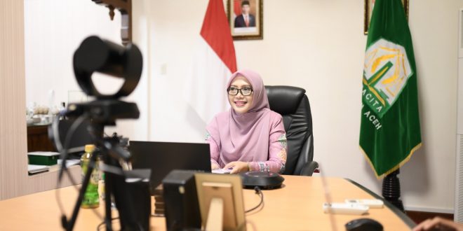 Bunda PAUD Aceh, Dyah Erti Idawati saat menjadi narasumber pada Web Seminar Bunda PAUD Menyapa, Jumat (27/8/2021). 