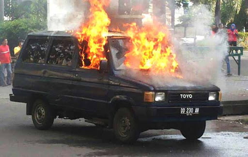 Ilustrasi -- Mobil Toyota Kijang terbakar usai isi BBM di SPBU. (Foto: Makassar Today)