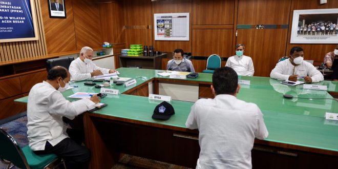 Sekretaris Daerah Aceh, dr.Taqwallah, M.Kes bersama Sekda Kota Banda Aceh, Sekda Aceh Besar dan unsur terkait, menggelar rapat koordinasi PPKM dan Penanganan Covid-19 wilayah Banda Aceh dan Aceh Besar, di Ruang Rapat Sekda Aceh, Jumat (27/8/2021).