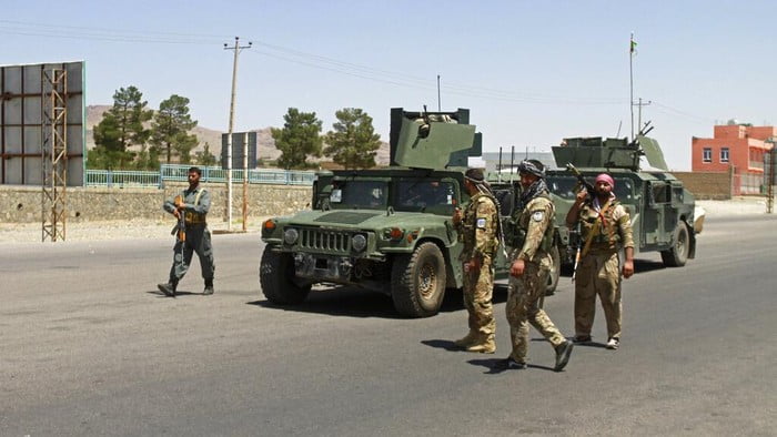Taliban Mengganas, Puluhan Tentara Afghanistan Kabur ke Uzbekistan.  Ilustrasi (Foto: AP/Hamed Sarfarazi) / Sumber: detik.com