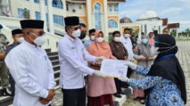 Pemerintah Aceh Serahkan SK Kenaikan Pangkat dan Pensiun ASN Aceh Utara