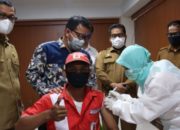Petugas SPBU di Banda Aceh Jalani Vaksinasi Covid-19