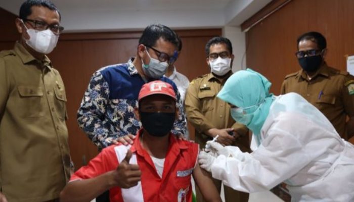 Petugas SPBU di Banda Aceh Jalani Vaksinasi Covid-19
