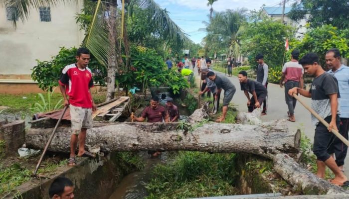 Warga Gampong Lhung Tarok Blangpidie Gotong Royong Bersihkan Saluran