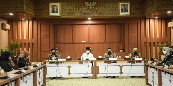 Asisten Administrasi Umum Sekda Aceh Dr. Iskandar AP, M.Si menerima kunjungan Audiensi Tim Komite Nasional Memory of the World (MoW) di Aula Serbaguna Setda Aceh, Banda Aceh, Jum'at, (22/10/2021). (Ist)