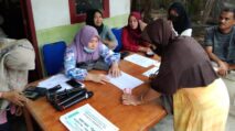 Salurkan BLT DD, Keuchik Guhang Blangpidie Venny Ajak Warga Sukseskan Vaksinasi