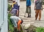 Padat Karya Tunai Warga Bersihkan Saluran di Gampong Kuta Tinggi Blangpidie