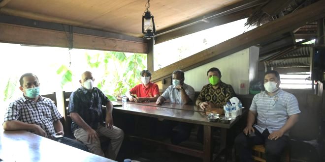 Sekda Aceh, dr. Taqwallah, M.Kes didampingi Kepala Dinkes, dr. Hanif dan Kepala Biro Humas dan Protokol Setda Aceh, Muhammad Iswanto, S.STP, MM, saat menggelar rapat percepatan penyaluran vaksin Covid-19 bersama penanggungjawab perusahaan distribusi vaksin di Aceh, Banda Aceh, Sabtu (23/10/2021). (Foto: Humas Pemrov Aceh)