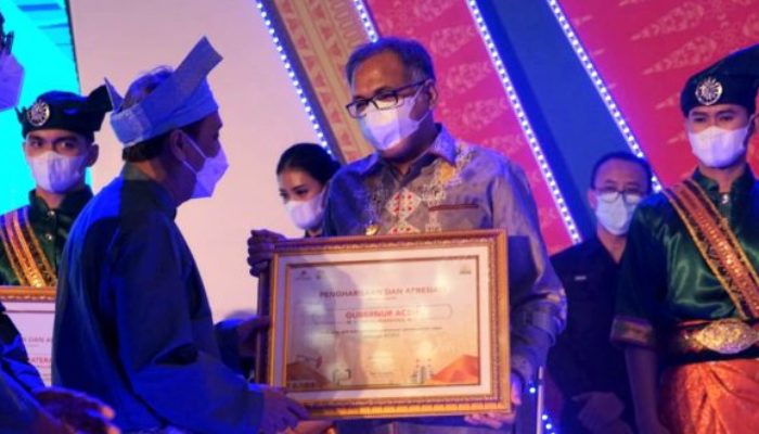 Gubernur Aceh Terima Penghargaan SKK Migas Perwakilan Sumbagut