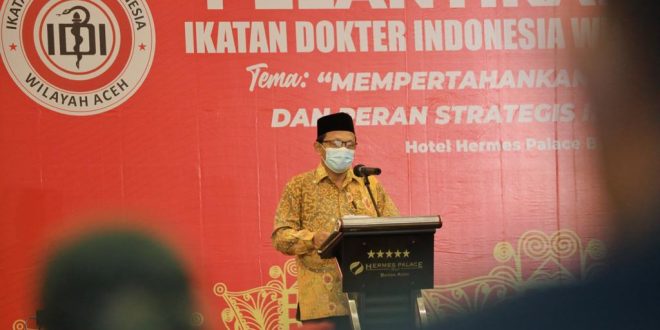 Asisten I Sekda Aceh, Dr. M. Jafar, SH, M.Hum menyampaikan sambutan Gubernur Aceh pada pelantikan pengurus IDI Wilayah Aceh di Hotel Hermes Palace, Banda Aceh, Sabtu (6/11/2021). Foto : Humas Pemrov Aceh.