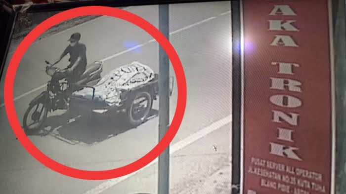 Screenshot video rekaman CCTV pelaku membawa gabur becak motor milik warga di Jalan Kesehatan, Blangpidie, Selasa (9/11/2021).