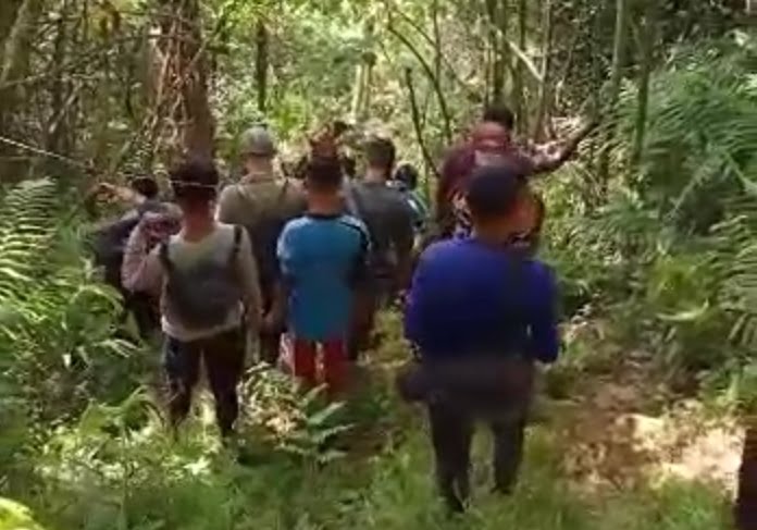 Ratusan warga membantu mengeksekusi jenazah M. Jaiz setelah ditemukan dalam kondisi meninggal dunia di kebunnya di pegunungan Desa Alue Seulaseh, Jeumpa, Abdya, Minggu (14/11/2021). (Foto : Screenshot Video)
