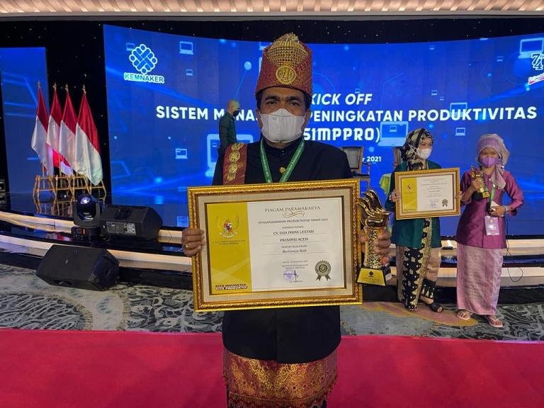 H Said Syamsul Bahari menerima penghargaan paramakarya dari Wakil Presiden (Wapres) RI KH Ma'ruf Amin di Hotel Grand Sahid Jaya, Jakarta, Kamis (18/11/2021). (Foto/lintasnasional.com)