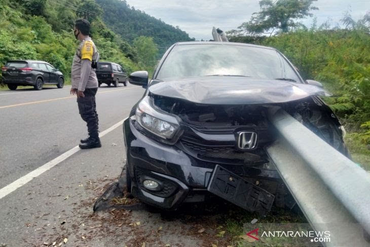 Mobil Honda Brio warna hitam mengalami kecelakaan di kawasan Leupung, Aceh Besar, Minggu (21/11/2021). (Foto: Antara)