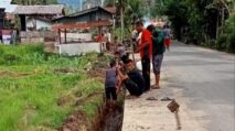 Puluhan Warga Gampong Baharu Blangpidie Abdya Gotongroyong Bersihkan Saluran Air