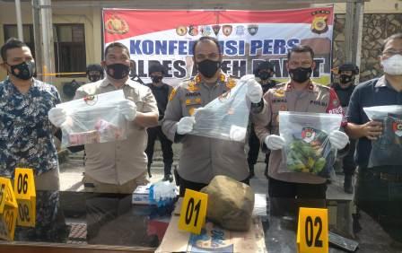 Polisi memperlihatkan barang bukti pembunuhan sadis terhadap korban saat konferensi pers yang digelar di Mapolres Aceh Barat, Selasa (16/11/2021). (Dok. Humas Polres Aceh Barat)