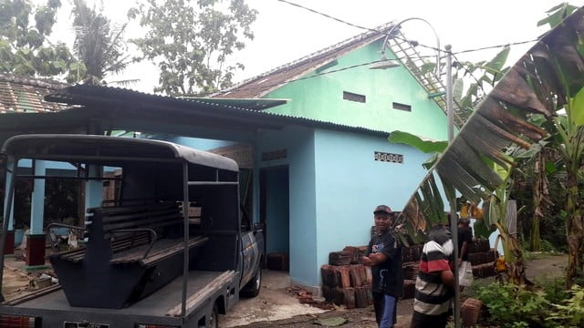 Gegara Cinta Buta, Pria Ini Nekat Jual Genteng Rumah Mendiang Orang Tuanya