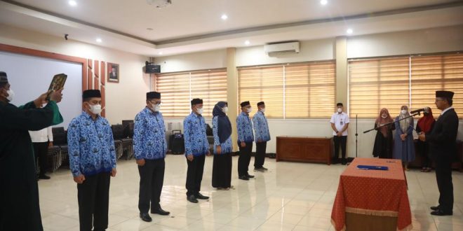 Asisten Administrasi Umum Sekda Aceh, Dr. Iskandar, AP, S.Sos, M.Si mengambil sumpah dan melantik pejabat struktural eselon III dan IV Lingkungan Pemerintah Aceh, di Kantor Badan Kepegawaian Aceh (BKA), Jumat, (18/2/2022). (Foto/IST)