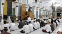 Ustadz Abizal: Shalat Memberi Garansi Kebahagiaan dan Penyelesaian Beban Hidup
