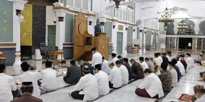 Ustadz Abizal: Shalat Memberi Garansi Kebahagiaan dan Penyelesaian Beban Hidup