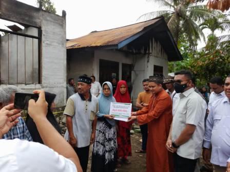 Wakil Ketua DPRA Safaruddin Salurkan Bantuan kepada Keluarga Korban Kebakaran di Abdya. (FOTO/IST)