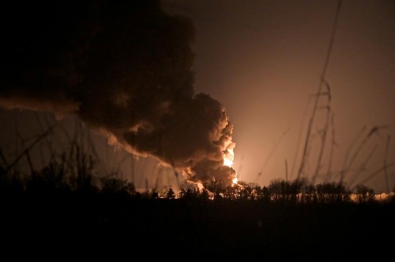 Sebuah bangunan depot minyak terbakar dilaporkan terkena tembakan di dekat pangkalan udara militer Vasylkiv di wilayah Kyiv, Ukraina, 27 Februari. REUTERS/Maksim Levin.