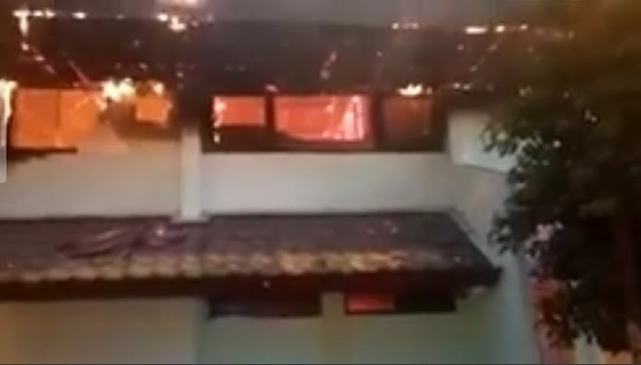 Api melahap bangunan gedung BLK Banda Aceh. (Screenshot video media realitas)