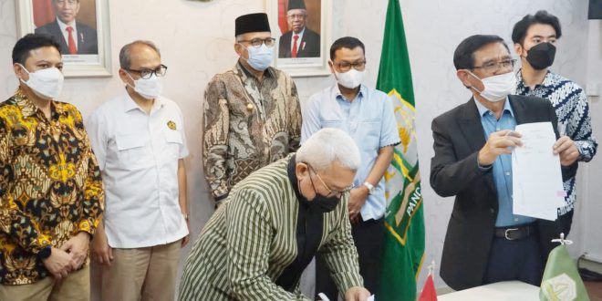 Gubernur Aceh, Nova Iriansyah menyaksikan penandatanganan kerjasama antara BUMD PT PEMA dengan perusahaan ODIN Reservoir Consultant –Australia di Ruang Rapat Lantai 3 Kantor BPPA, Cikini, Jakarta Pusat, Jumat, 18/3/2022. (Foto: Humas BPPA)