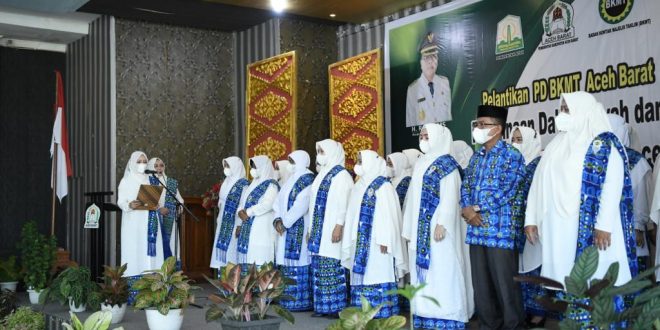 Ketua Badan Kontak Majelis Taklim (BKMT) Aceh, Dr. Ir. Dyah Erti Idawati, MT., melantik Ketua BKMT Aceh Barat, beserta pengurus periode 2022-2027, di Aula Kantor Bappeda Aceh Barat, Senin, (28/3/2022).