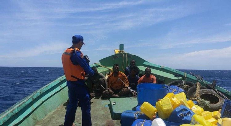 Polisi mengamankan satu unit kapal asing berbendera India, serta delapan ABK-nya saat mencari ikan di Laut Aceh. (Dok. Polda Aceh)