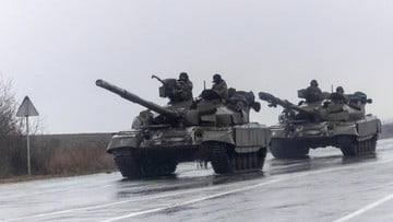 Pasukan Rusia dilaporkan terus merangsek wilayah-wilayah utama Ukraina dan kini semakin mendekati Ibu Kota Kiev. (Foto: REUTERS/CARLOS BARRIA)