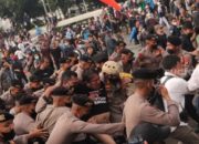 Aksi Demo Mahasiswa di DPR Ricuh, Ade Armando Babak Belur Dipukuli Massa