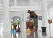 Jelang Ramadhan, TNI dan Komponen Masyarakat di Abdya Gotong Royong Bersihkan Masjid