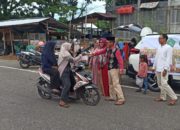Pengurus DWP Kemenag Aceh Jaya Bagi-Bagi Takjil Gratis kepada Masyarakat