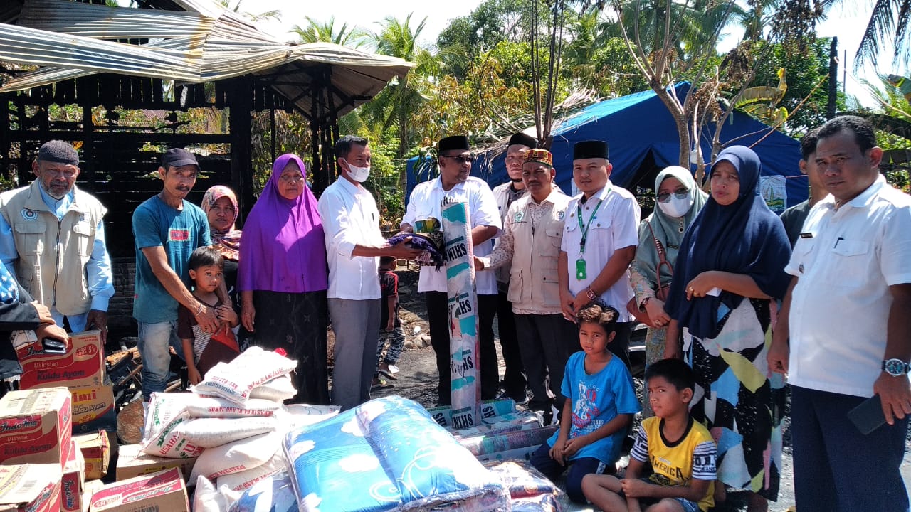 Baitul Mal dan BPBD Aceh Utara Salurkan Bantuan Korban Kebakaran Lhoksukon