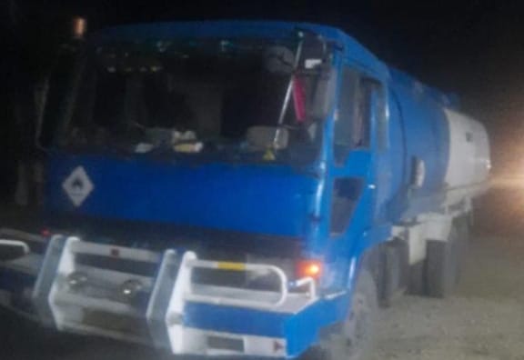 Barang bukti satu unit truk tangki pengangkut 24.000 liter yang diduga membawa BBM ilegal diamankan di Mapolres Aceh Jaya pada Jumat, (15 April 2022). (Dok Humas Polres)