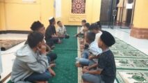 Puluhan Anak-anak Keude Linteung Bertakbir di Meunasah