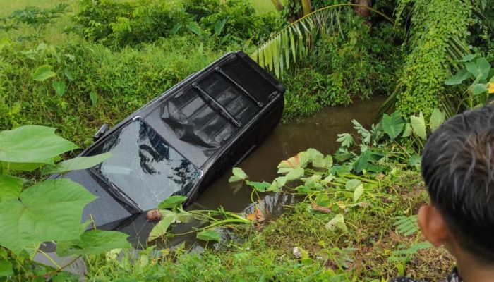 Mobil Camat Susoh Abdya Terperosok ke dalam Sungai