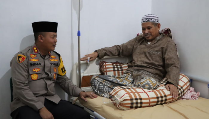 Kapolres Aceh Barat Besuk Ulama Kharismatik Abu Mahmudin Usman