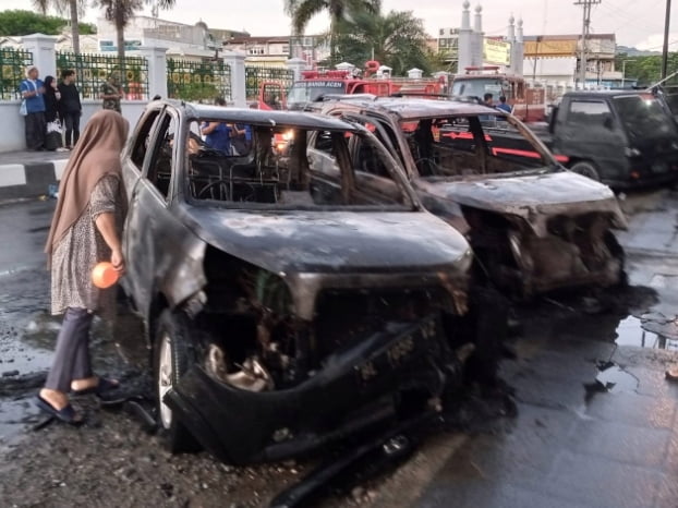 Dua unit mobil ludes terbakar di Kampung Baru depan Masjid Raya Baiturrahman Banda Aceh. (Foto: Ist)