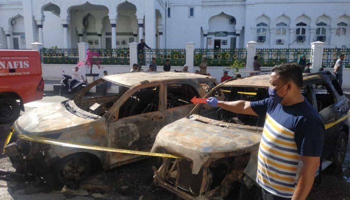 Polisi Selidiki Penyebab Kebakaran Dua Unit Mobil di Kampung Baru