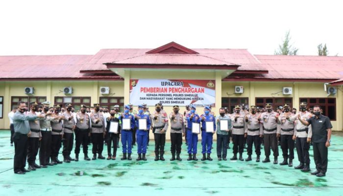 14 Polisi dan 2 Panglima Laot Terima Penghargaan dari Kapolres Simeulue
