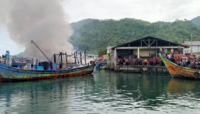 Breaking News: KM Area Purnama Terbakar di Kolam Labuh TPI Sawang Ba’u