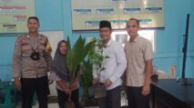 Pemerintah Gampong Kepala Bandar Salurkan Bantuan Bibit Tanaman kepada Masyarakat