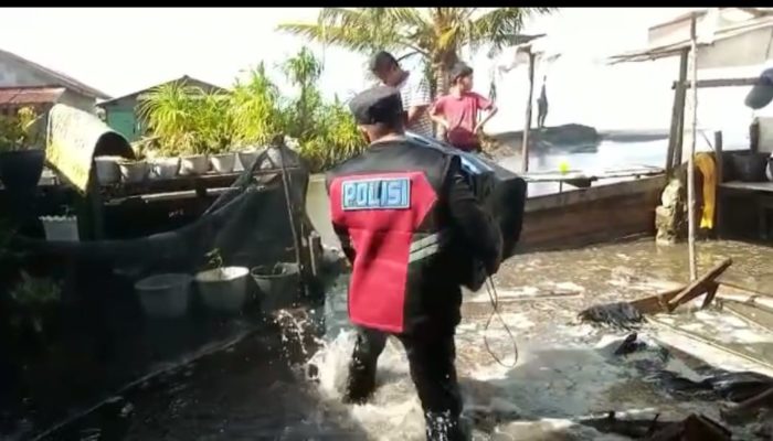 Abrasi Air Laut di Aceh Barat, Polisi Bantu Evakuasi Warga