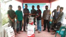 Warga Gampong Gudang Terima Bantuan Pupuk usai Sosialisasi Ketahanan Pangan
